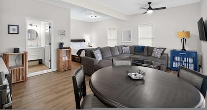 Augusta Carriage House Cozy Retreat w Kitchen