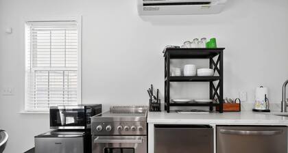 Augusta Carriage House Cozy Retreat w Kitchen