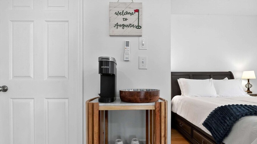 Augusta Carriage House Cozy Retreat w Kitchen