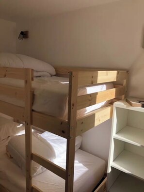 A bunk bed with a wooden frame and white bedding. - Off-Piste | At the Foot of the Slopes in Val Louron (Génos)