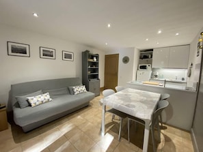 A compact living space with a sofa, dining table, and kitchenette. - 150m from ski slopes, 2nd floor, balcony, tv, ski locker, 47m², Montchavin La Plagne (Bellentre)