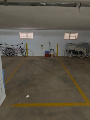 Eine Parkgarage mit zwei Fahrrädern, die auf beiden Seiten einer gelben Mittellinie abgestellt sind.