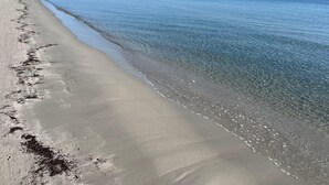 Uma praia com águas cristalinas e areia dourada.