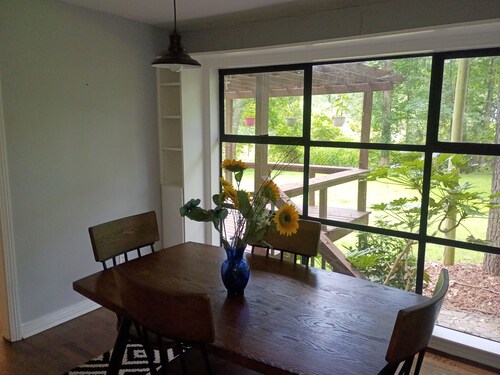 Quiet 2-bedroom house in fantastic Fairburn with cool AC.