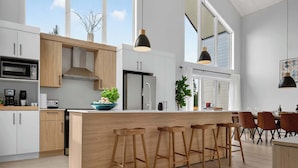 Coffee/tea maker, fridge, microwave, oven - Jadeheim - Chalet 12 pers Spa et Sauna prives - Resort pres de Quebec (Shannon)