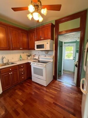 Private kitchen - In-Town Charming Victorian Walkable to D-Town Boro (Doylestown)