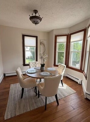 Dining - In-Town Charming Victorian Walkable to D-Town Boro (Doylestown)