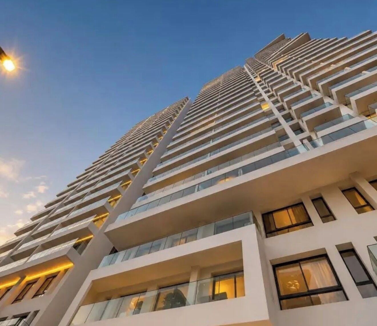 Un edificio de gran altura con varios balcones y ventanas.