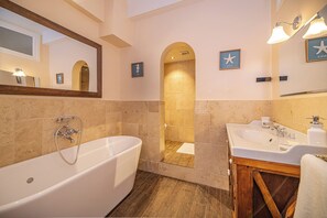 A modern bathroom with a freestanding bathtub, a vanity with a mirror, and a shower area. - Pointe Lachenal - Beautifully furnished apartment in the heart of Chamonix (Chamonix-Mont-Blanc)