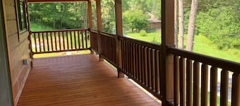 4-bedroom cabin in peaceful Richwood with discounts in September