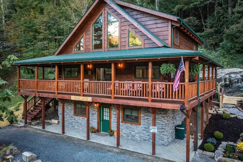 4-bedroom cabin in peaceful Richwood with discounts in September