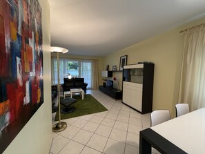 Ein Wohnzimmer mit einer Couch, einem Couchtisch und einem Bild an der Wand.