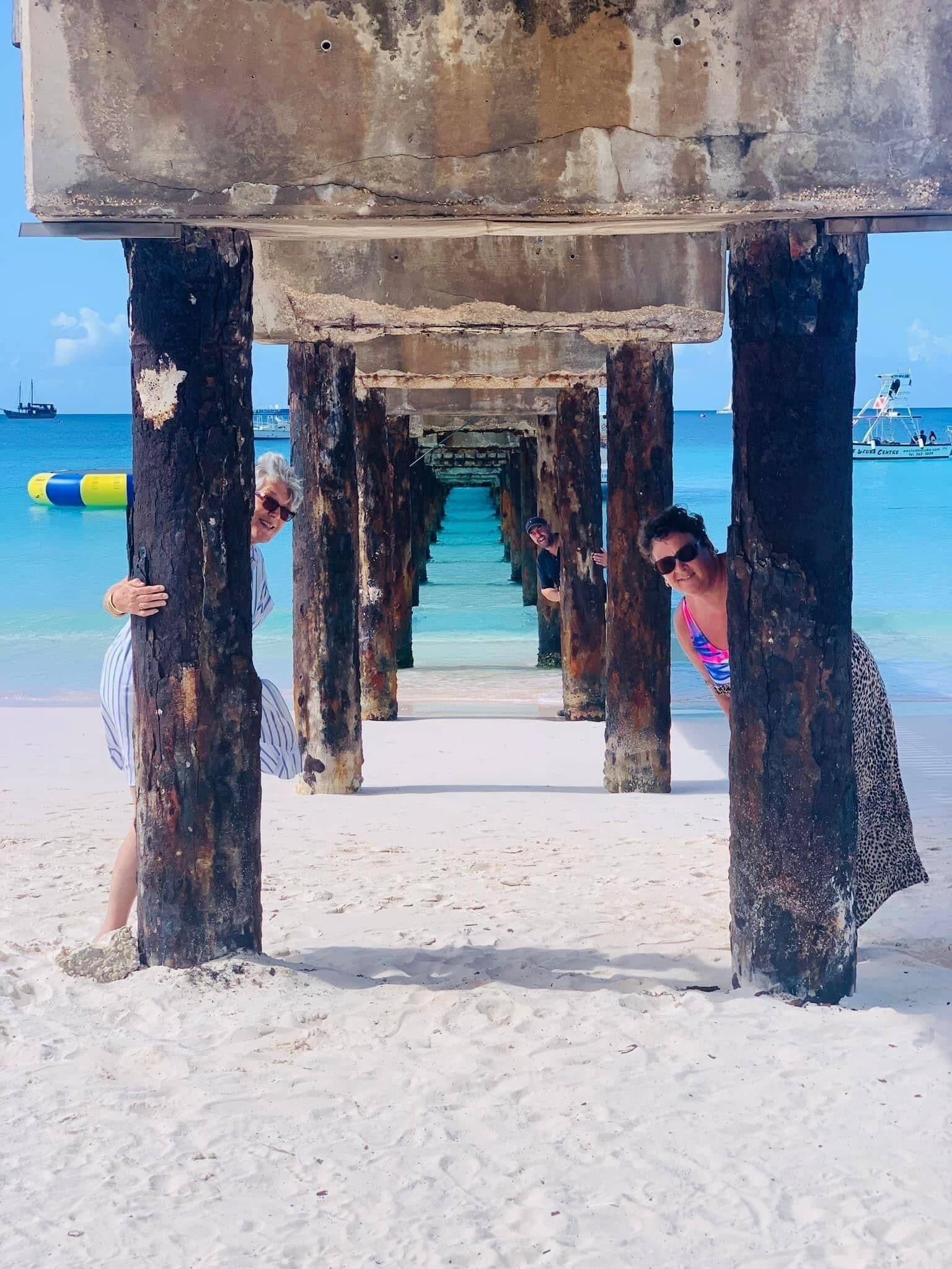 Una playa con una estructura de muelle oxidado.