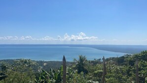 Un paisaje costero con vista despejada al mar y un horizonte lejano.