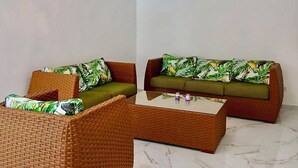 Uma sala de estar moderna com dois sofás, uma mesa de centro e um lustre.