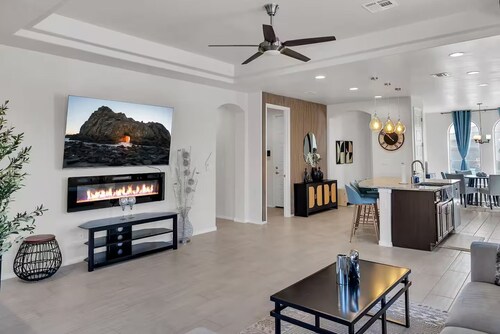 Modern Rio Rancho - Fireplace, Private Yard