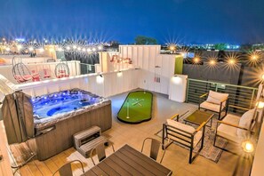 Terrace/patio - 12-Bed Luxury Escape w/ Hot Tub & Rooftop (Nashville)