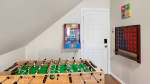 Games room - Cozy Urban View Retreat Near Downtown - Sleeps 7 (Chicago)