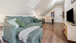 Living area - Cozy Urban View Retreat Near Downtown - Sleeps 7 (Chicago)