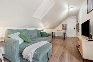 Unclassified image, 4 of 40, button - Cozy Urban View Retreat Near Downtown - Sleeps 7 (Chicago)