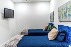A room with two beds, a flat-screen TV, and abstract art on the walls. - Atlanta Luxe Stay (Atlanta)