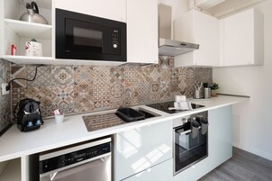 Una cocina moderna con microondas, lavavajillas y horno.