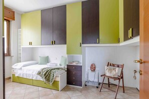 A bedroom with a bed, a desk, and a chair. - Casa Dolceconero in Castelfidardo (Castelfidardo)