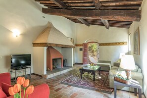 A living room with a fireplace, a television, and a sofa. - Villa Linchiano - Villa Linchiano 11 (Gambassi Terme)