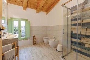 A bathroom with a shower, toilet, bidet, and sink. - Villa Zena in Cingoli (Cupramontana)