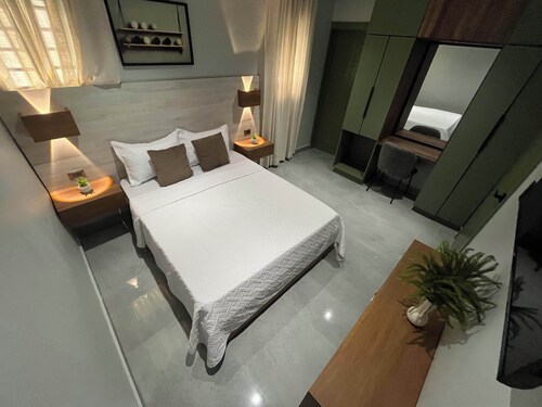 Elegant 2-Room Centrica Suite with Private Parking S