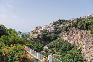 Una cittadina costiera con edifici costruiti su una collina, affacciata sul mare.