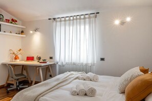 A bedroom with a bed, a desk, and a radiator. - Casa Miramonti in Perugia (Perugia)