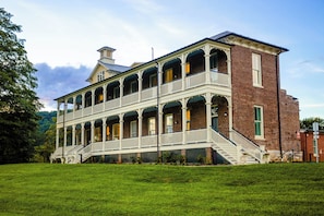 Exterior - Spacious Historic King Room by New River Trail (Max Meadows)