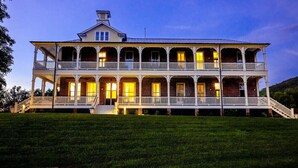 Exterior - First-Floor Queen Room with Mountain Views (Max Meadows)