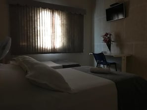 A hotel room with a bed, a chair, a desk, and a window with curtains. - Hotel Arlen 3 Pousada Castelo (Careaçu)