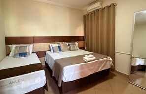 A hotel room with two beds, a mirror, and a curtain. - Hotel Arlen 3 Pousada Castelo (Careaçu)