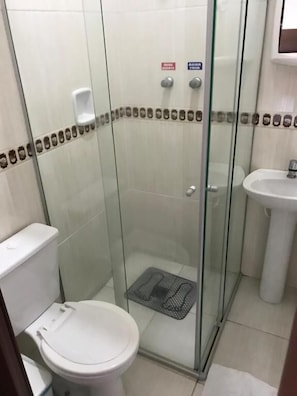A glass-enclosed shower stall with a toilet and sink. - Hotel Arlen 3 Pousada Castelo (Careaçu)