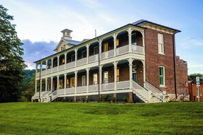 Exterior - Historic Queen Room by New River Trail (Max Meadows)