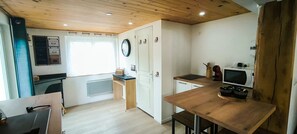 A compact kitchen with a wooden countertop, a microwave, and a small refrigerator. - 7min Futuroscope - Havre de paix familial (Jaunay-Clan)