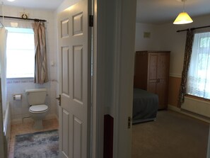 Unclassified image, 4 of 6, button - Single Girls 1-bedroom bathroom in a house very scenic 15 min national park (Killarney)