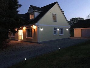 Unclassified image, 2 of 6, button - Single Girls 1-bedroom bathroom in a house very scenic 15 min national park (Killarney)