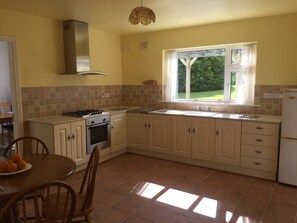 Unclassified image, 5 of 6, button - Single Girls 1-bedroom bathroom in a house very scenic 15 min national park (Killarney)