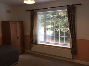 Unclassified image, 3 of 6, button - Single Girls 1-bedroom bathroom in a house very scenic 15 min national park (Killarney)
