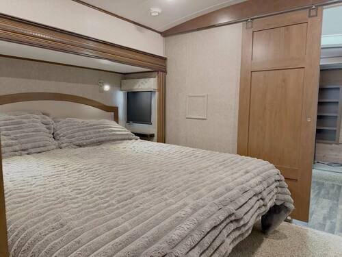 Bozeman Basecamp | Luxury RV 11 min from BZN