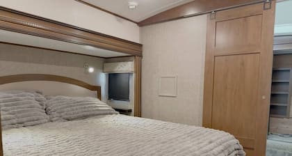 Bozeman Basecamp | Luxury RV 11 min from BZN