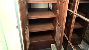 Un vestidor con varias repisas y una puerta.