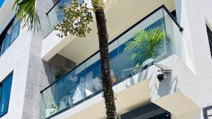 Un edificio moderno con un'auto parcheggiata in un'area di parcheggio coperta.