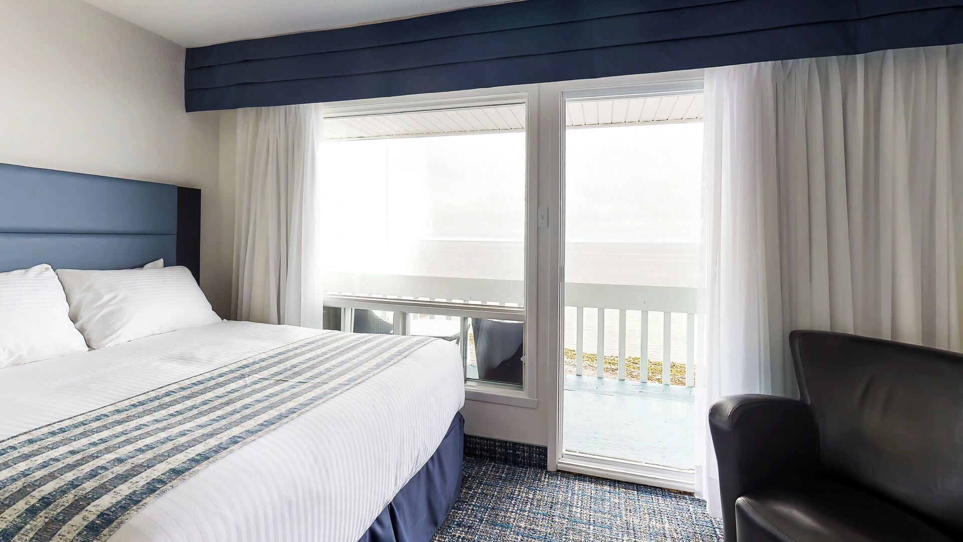 Chambre Confort, 1 très grand lit, balcon, vue sur la mer | Bureau, accès au Wi-Fi (inclus)