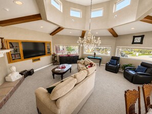 Living area - Kernville/ Sleeps 7/ Rafting/ Hiking Trails (Kernville)