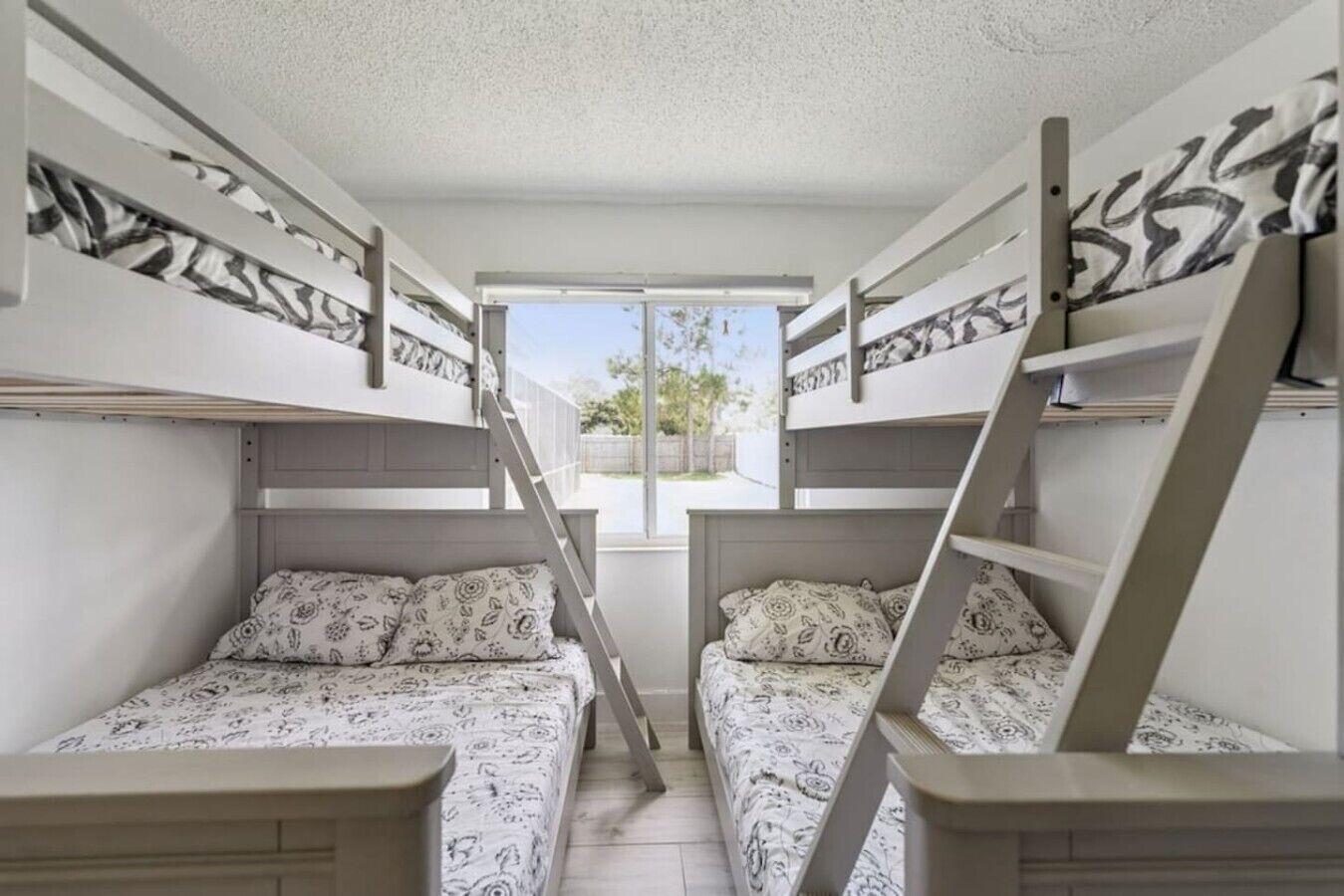 Un dormitorio con literas, una ventana y vistas al exterior.